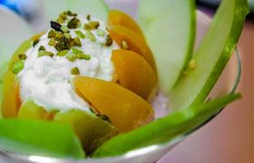 gelato al limone racchiuso da un fiore di mela e albicocche