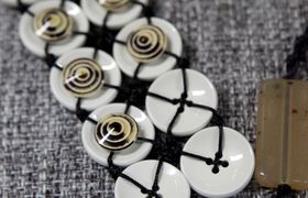 Aggregazioni di bottoni: i gioielli di Chiara Trentin