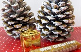 Decorazioni Natale: le pigne d'oro con la neve