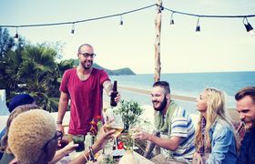 10 idee per organizzare una cena in estate originale