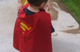 Tutorial e cartamodelli per creare un costume di carnevale per i bambini: mantellina da super eroe