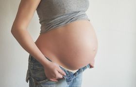 Abbigliamento per la gravidanza: tutti i trucchi per risparmiare e trasformare i tuoi vestiti