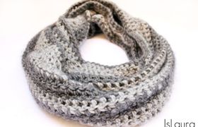 Come realizzare un infinity scarf ad uncinetto